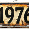 Señal de pared de aluminio vintage con el año 1976 grabado en una placa de metal oxidada y envejecida.