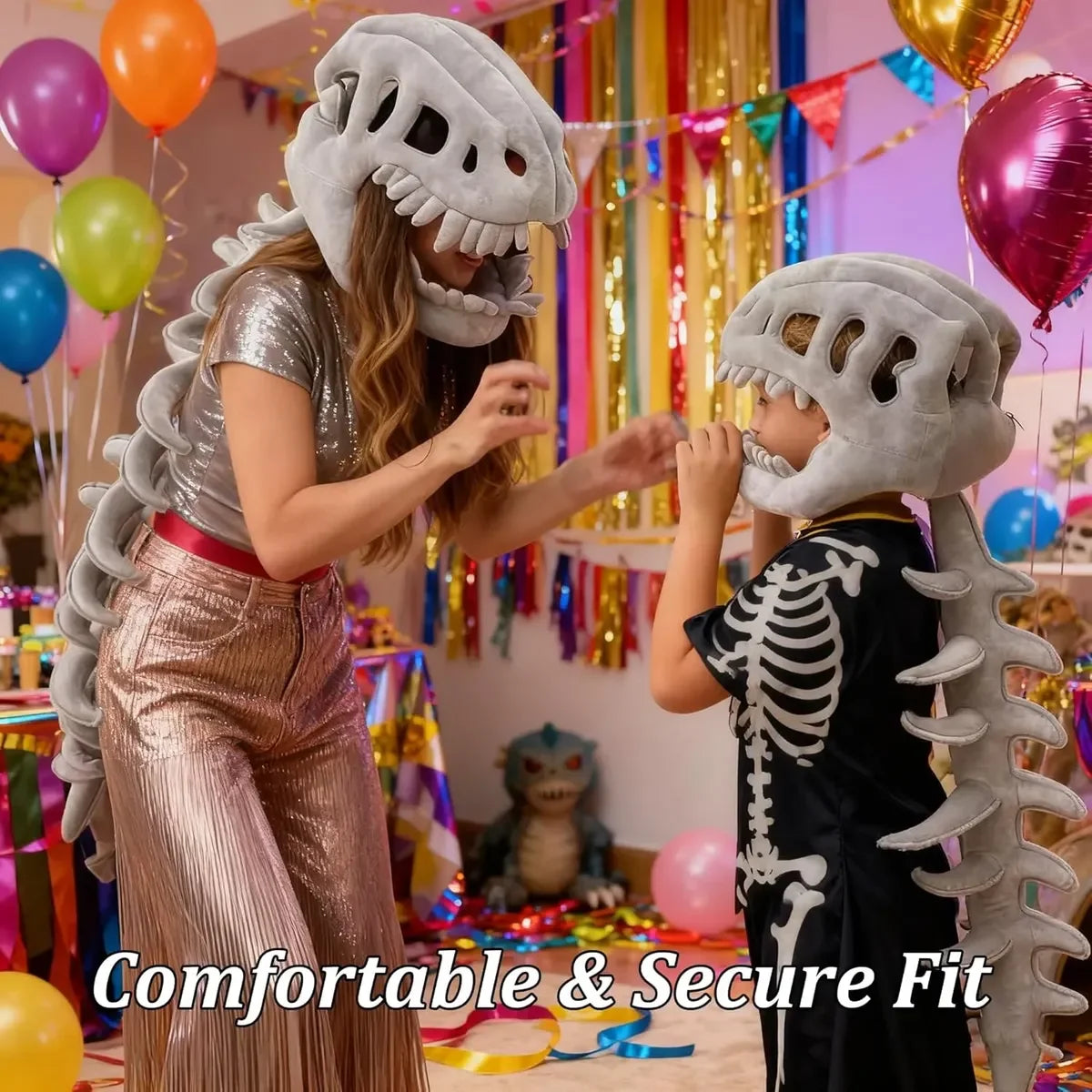 Una mujer con máscara de esqueleto de dinosaurio interactuando con un niño vestido con un disfraz a juego.