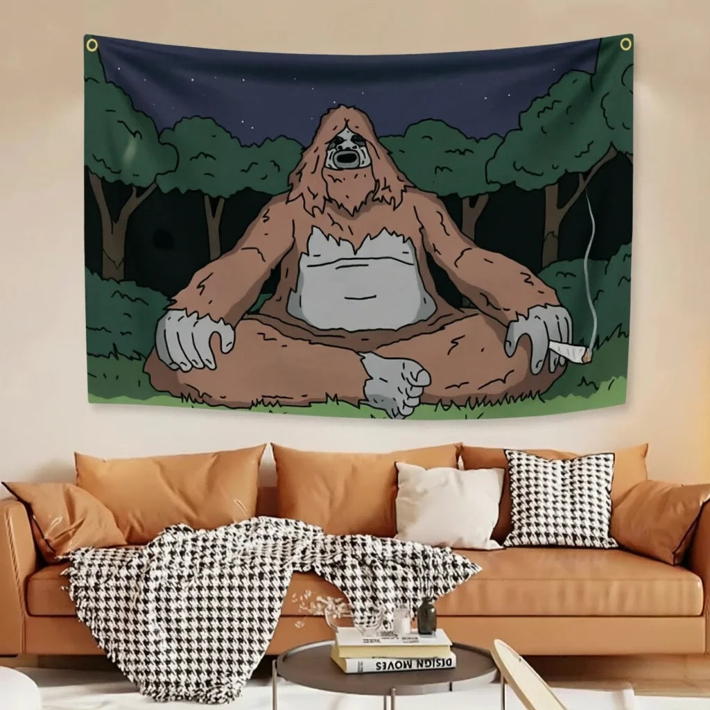 Arte de pared tapiz con una figura estilizada y peluda de Sasquatch en un entorno forestal.