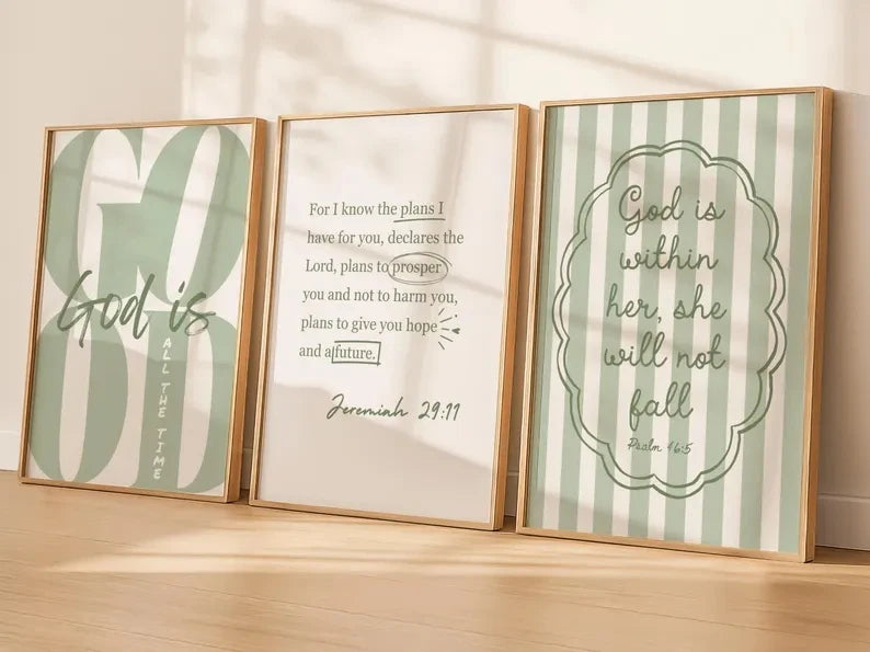 Trois tirages sur toile encadrés avec des versets bibliques sur fond de bois clair à rayures vertes et blanches.