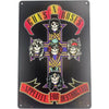 Placa de metal negra con diseño de cruz, calaveras y el texto Guns N Roses Appetite for Destruction
