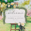 Panneau en bois rustique décoré d'une guirlande d'eucalyptus vert, souhaitant la bienvenue aux invités du mariage d'Isabel & 