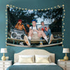 Arte de pared tapiz con raperos y músicos bajo luces de cuerda, exhibido sobre una cama.