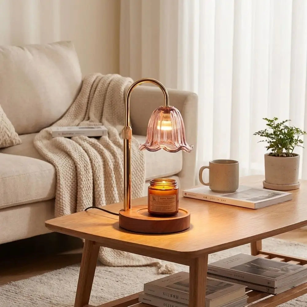 Vintage-Aromatherapie-Doftdiffusor mit rosafarbenem Glasschirm auf einem Holztisch