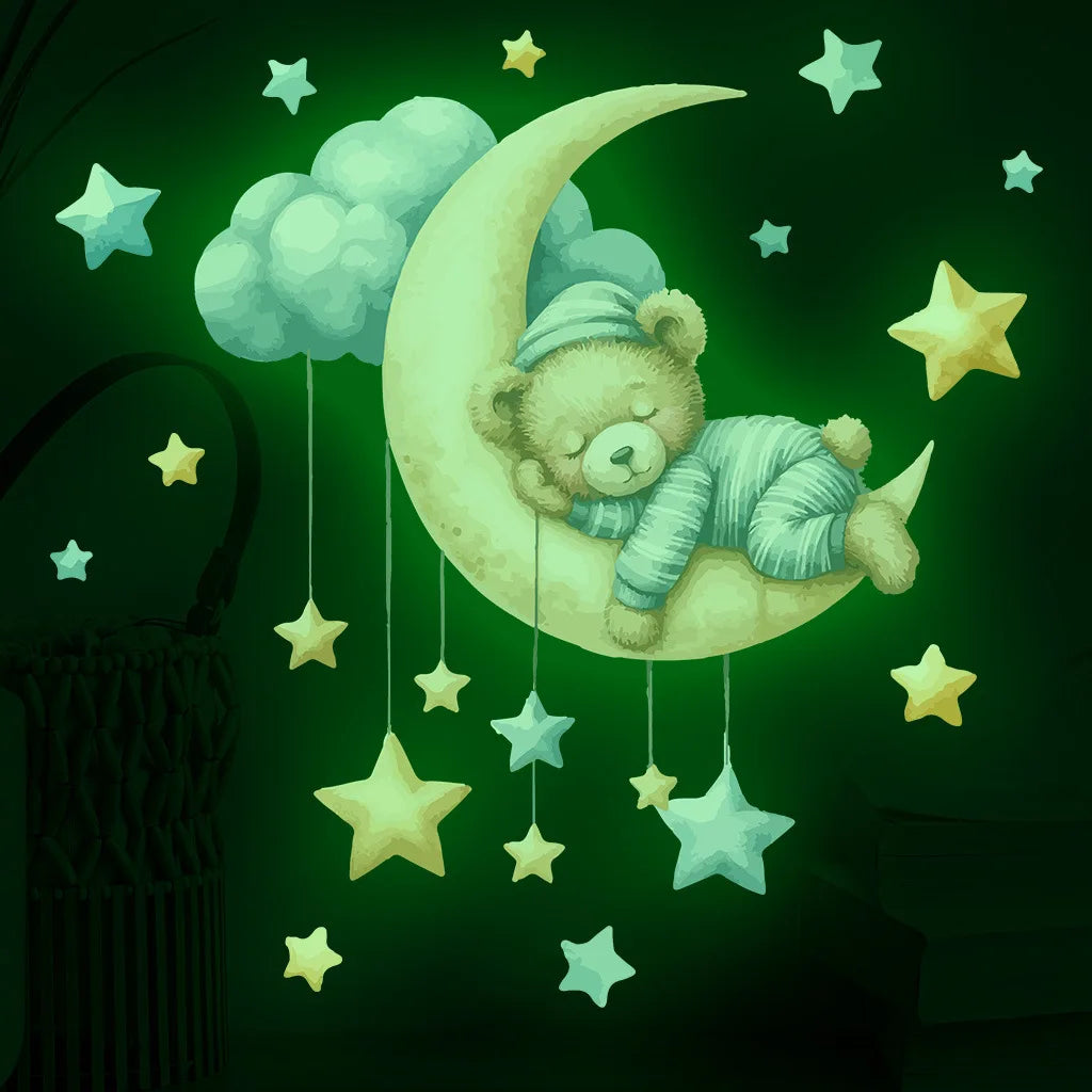 Autocollant murale ours en peluche phosphorescent avec une lune et des étoiles sur fond vert foncé.