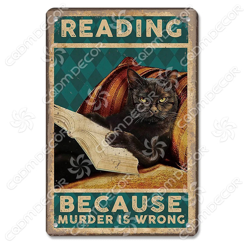 Décor mural vintage en métal représentant un chat noir lisant un livre intitulé Reading Because Murder Is Wrong