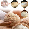 Manos preparan pan de masa madre artesanal usando una cesta de mimbre para fermentar y harina.