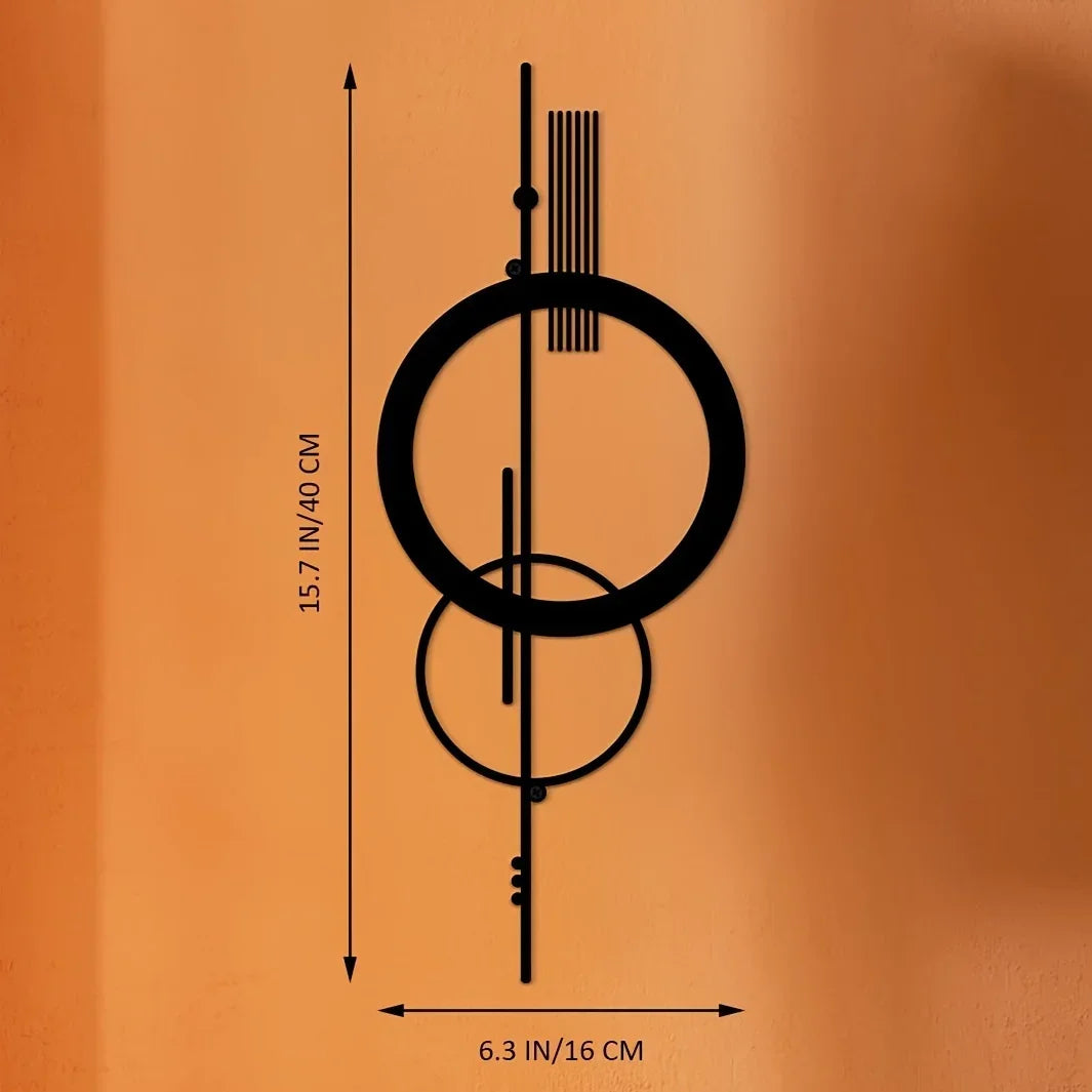 Minimalistische geometrische Wandskulptur mit konzentrischen Kreisen und vertikalen Linien an einer orangefarbenen Wand.