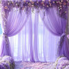 Tela morada transparente y guirnaldas florales creando un fondo suave y etéreo para un evento.