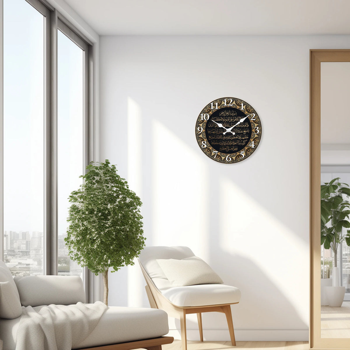 Horloge murale ronde en bois avec calligraphie islamique, accrochée à un mur blanc près d'une grande fenêtre et d'un arbre en