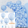 Große Anordnung von hellblauen Ballons in verschiedenen Größen, die einen Ballon-Girlanden-Display bilden.