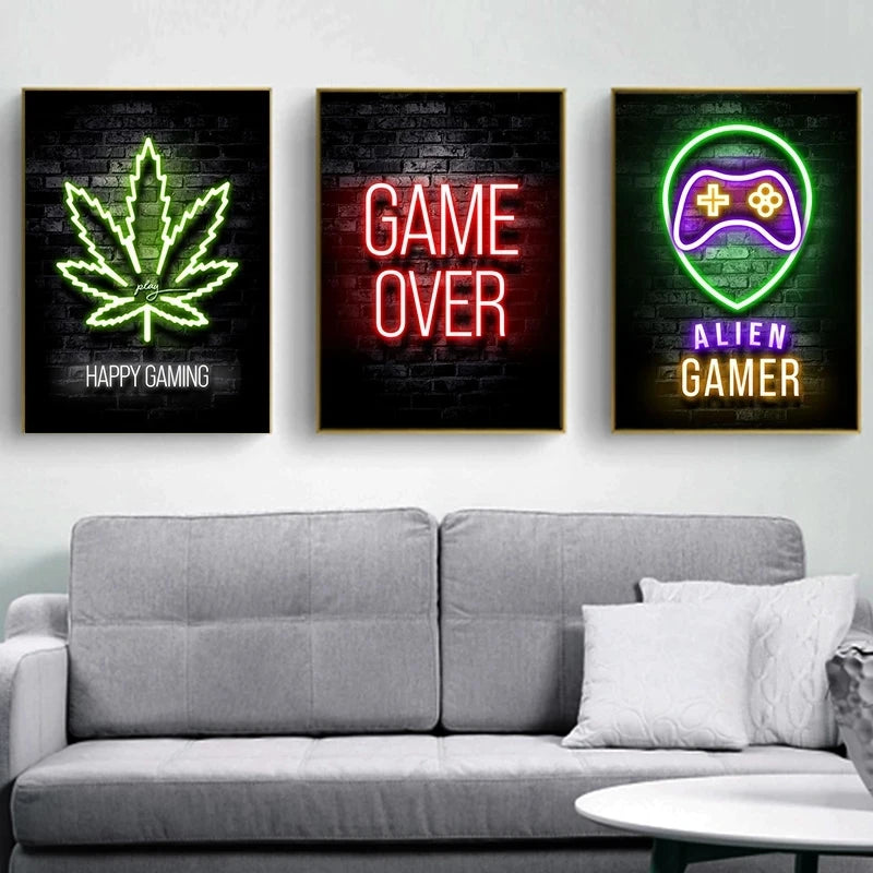 Tres impresiones de arte de juegos con neón enmarcadas, mostrando hojas de cannabis, texto 'game over' y gráficos de jugadore
