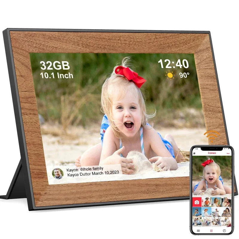 Digitaler Bilderrahmen mit lächelndem Baby, Anzeige zeigt 32GB Speicher und Zeit.