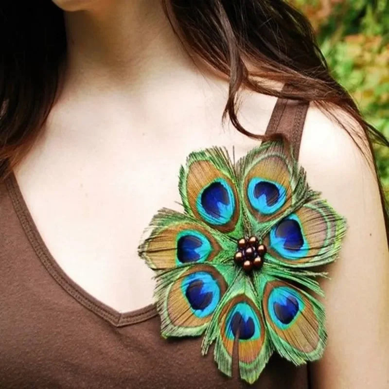 Gros plan d'un éventail de main en plume de paon naturel aux couleurs vert et bleu vibrantes.