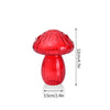 Un vase décoratif en forme de champignon de verre rouge vif avec un chapeau texturé et un corps lisse.