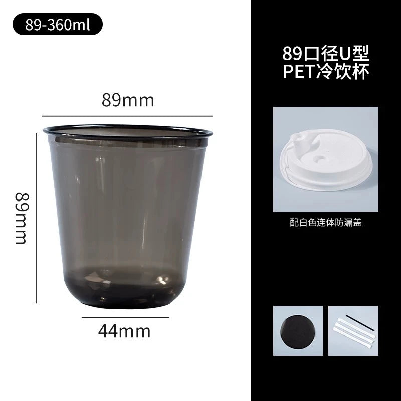 Transparente PET-Einwegbecher mit Deckel und Strohhalm, neben den Maßen.