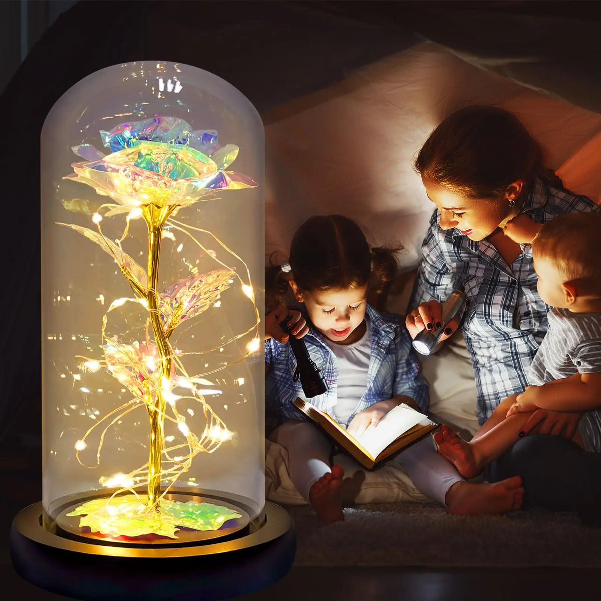 Une rose de verre éternelle avec un tige doré et une lumière LED lumineuse est présentée dans un cadre familial.