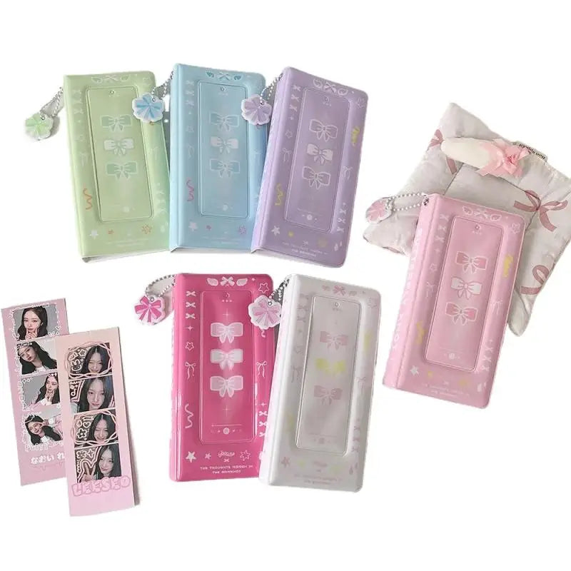 Una colección de álbumes y accesorios para cabina de fotos de colores pastel.
