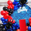 Décoration d'anniversaire avec fond de briques bleues et ballons rouges, noirs et une araignée noire.