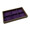 Boîte de rangement pour bijoux rectangulaire en bois avec cadre foncé et séparateurs en velours violet.