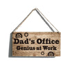 Letrero rústico de madera con texto 'Dad's Office Genius at Work' y engranajes