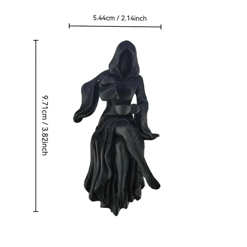 Schwarze Harzfigur einer weiblichen Gestalt in gotischer Kleidung mit Kapuze und fließendem Stoff.