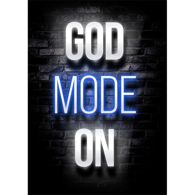 Arte de pared de juegos neón con texto brillante blanco y azul que dice GOD MODE ON sobre un fondo de ladrillo oscuro
