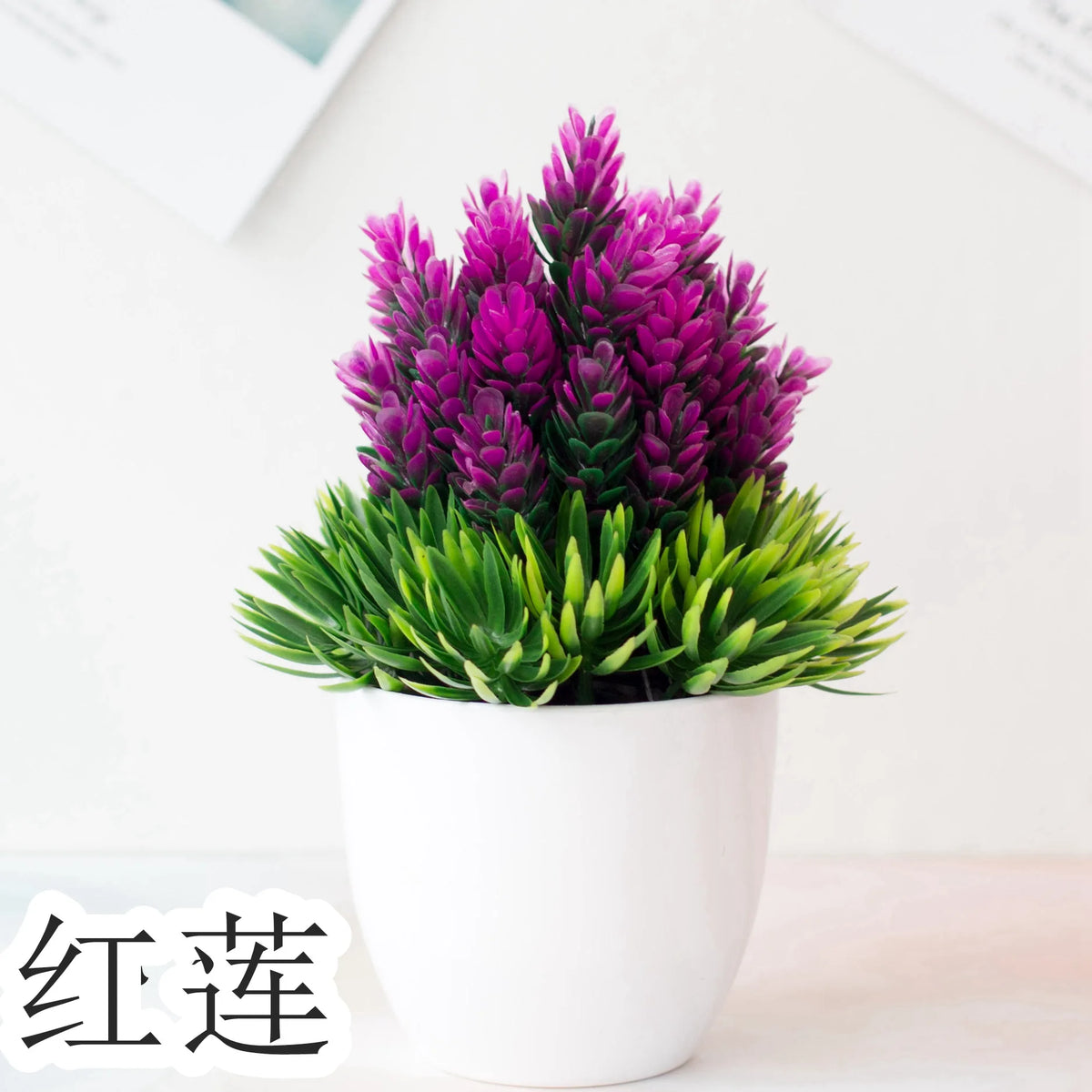 Un pot de bonsaï artificiel avec des fleurs violettes vives et du feuillage vert.