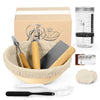 Kit de masa madre artesanal que incluye cesta de mimbre, herramientas de madera y espátula de silicona.