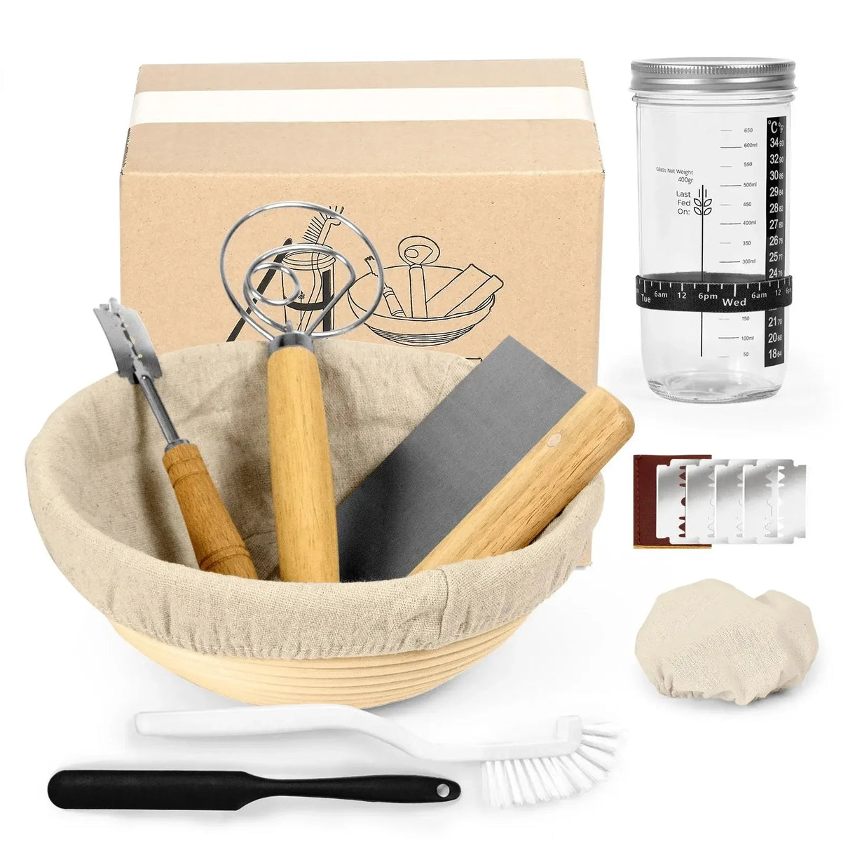 Kit de masa madre artesanal que incluye cesta de mimbre, herramientas de madera y espátula de silicona.