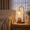 Vintage-Aromatherapie-Doftgewürfel-Lampe mit Glas-Schirm auf einem Holztisch neben einem Sofa.