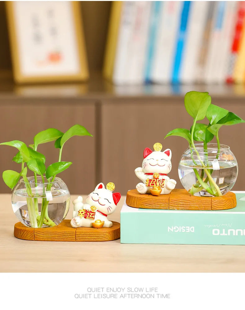 Mini resin desk ornament featuring a green ivy plant and a white lucky cat in a clear glass vase.