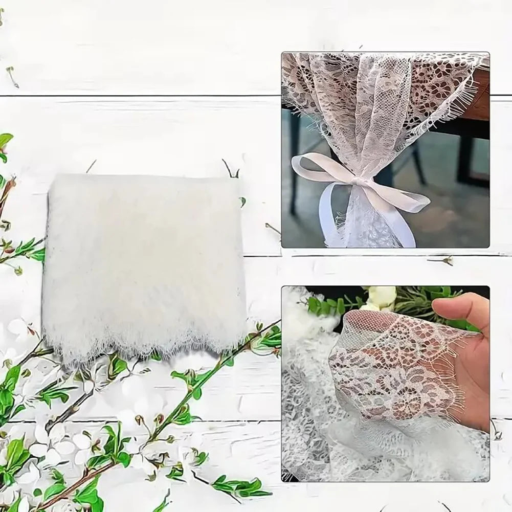 Exhibición de tela de encaje floral vintage, incluyendo un textil blanco esponjoso y detalles de cinta de encaje delicada.