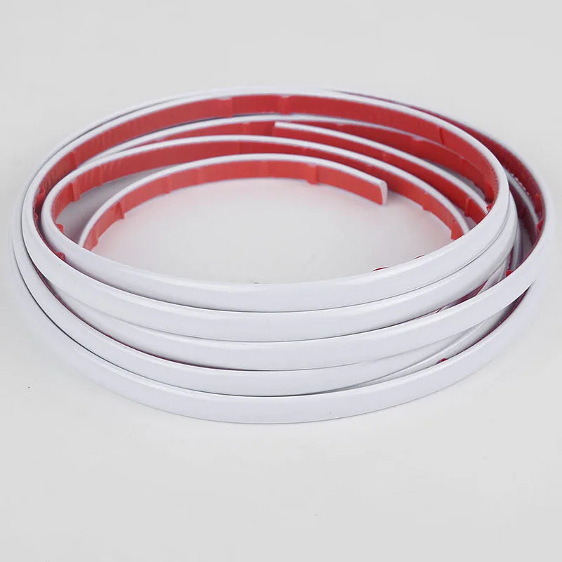 Moulure de miroir blanche en forme enroulée et flexible pour installation.