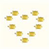 Eine Sammlung kleiner goldener Schildkrötenfiguren als Wohlstandssymbol.