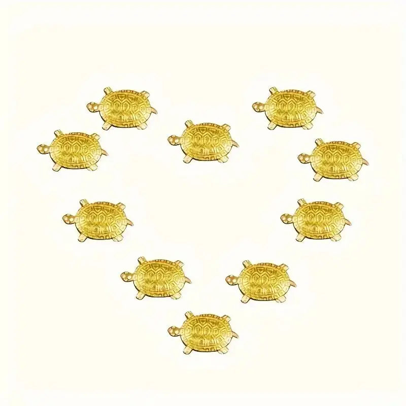 Eine Sammlung kleiner goldener Schildkrötenfiguren als Wohlstandssymbol.