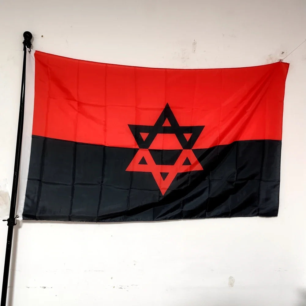 Tapiz de bandera roja y negra con una gran Estrella de David, colgado en una pared blanca.