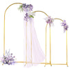 Elegante goldene Metallbogen-Ständer mit durchscheinendem lilafarbenem Stoff und violetten Blumenarrangements für Partydekora