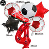 Un set de six ballons de football et un grand chiffre 4, rouges et noirs.