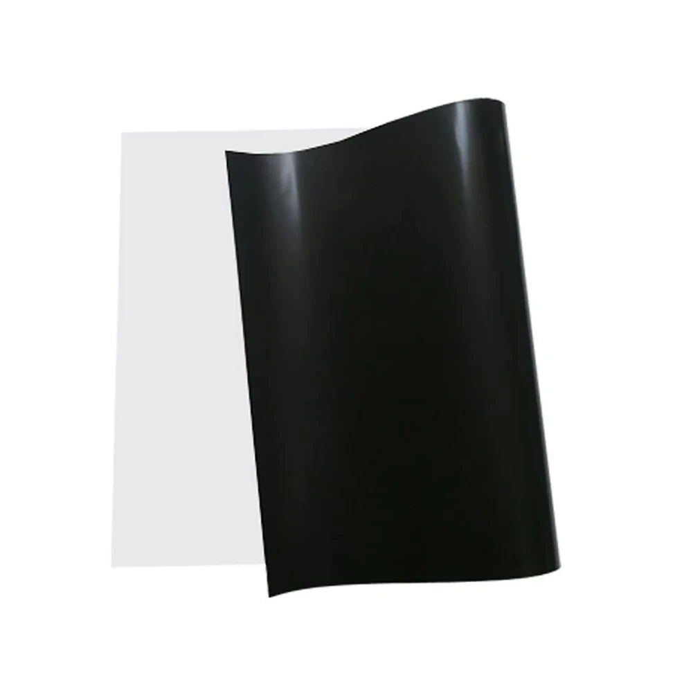 Schwarzes magnetisches Whiteboard zum Trockenlöschen, von der Seite, vor weißem Hintergrund.