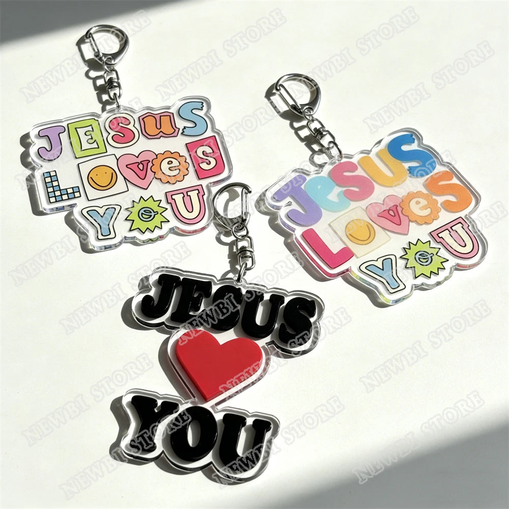 Klares Acryl-Anhänger mit der Aufschrift Jesus liebt dich, bunten Text und einem Herzdesign