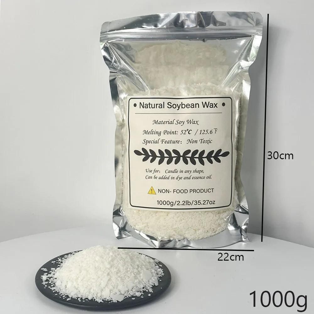 Klare Plastiktüte mit 1000g natürlicher Sojawachs neben einer weißen Wachs-Masse auf einer schwarzen Platte.