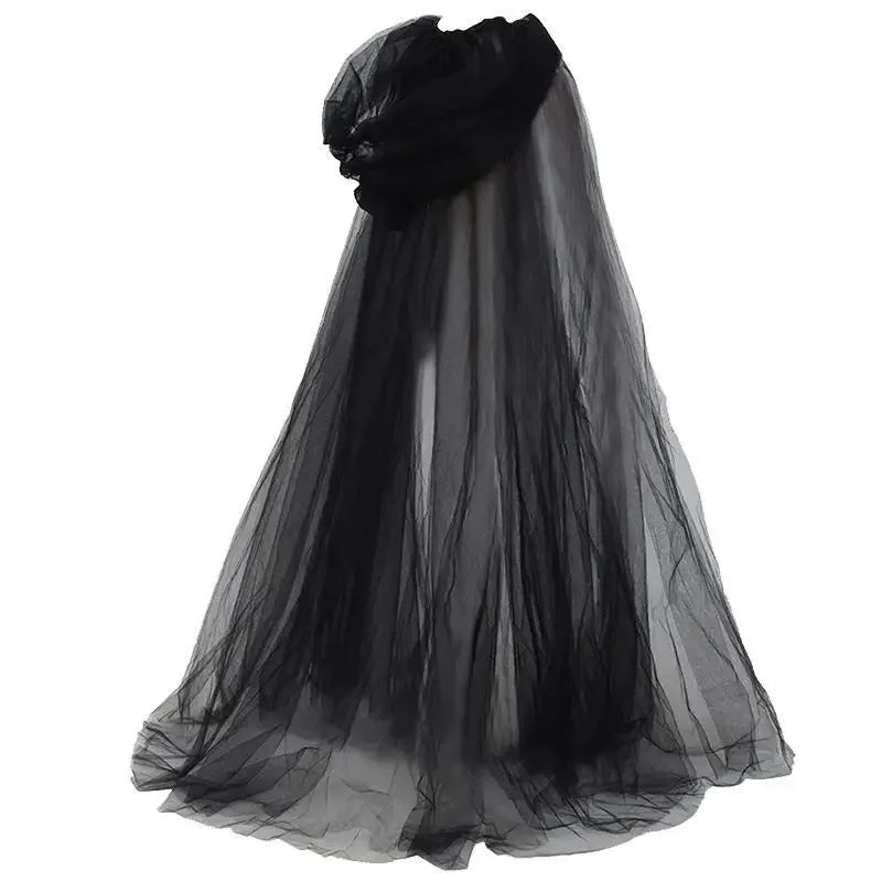 Eleganter schwarzer Braut-Hexenmantel mit durchscheinendem, fließendem Stoff.