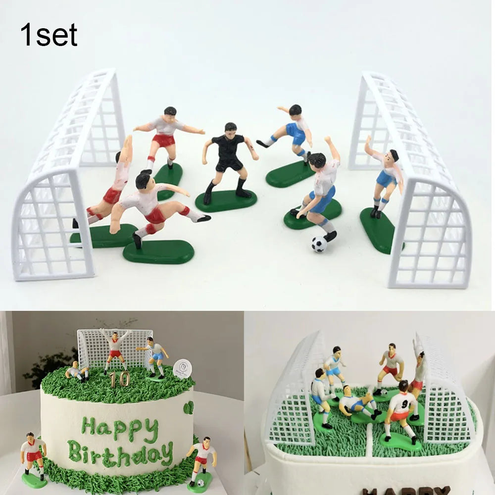 Set mit Fußball-Cupcake-Toppers und Partyzubehör mit Miniatur-Fußballspielern und Torstruktur.