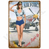 Vintage-Metallwandschild mit weiblicher Luftwaffe-Pilotin in blauer Uniform vor einem Flugzeug.