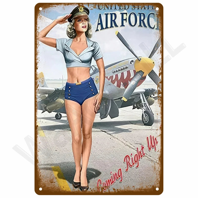 Vintage-Metallwandschild mit weiblicher Luftwaffe-Pilotin in blauer Uniform vor einem Flugzeug.