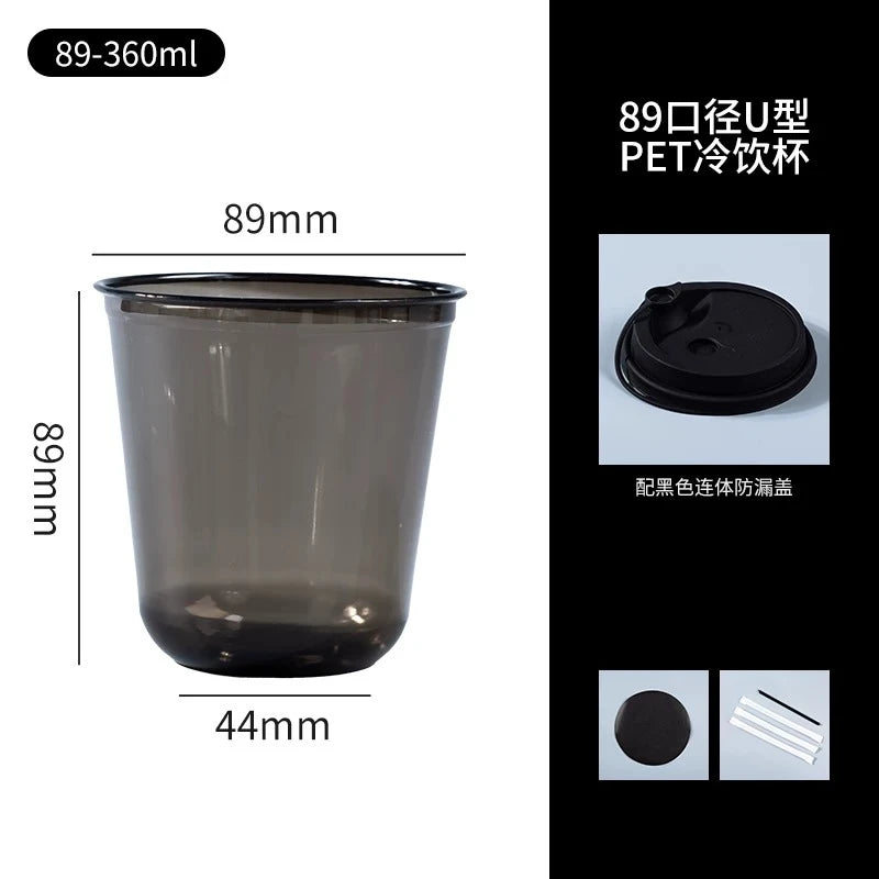 Transparente schwarze PET-Einwegbecher mit Deckel und Strohhalm, Profilansicht.