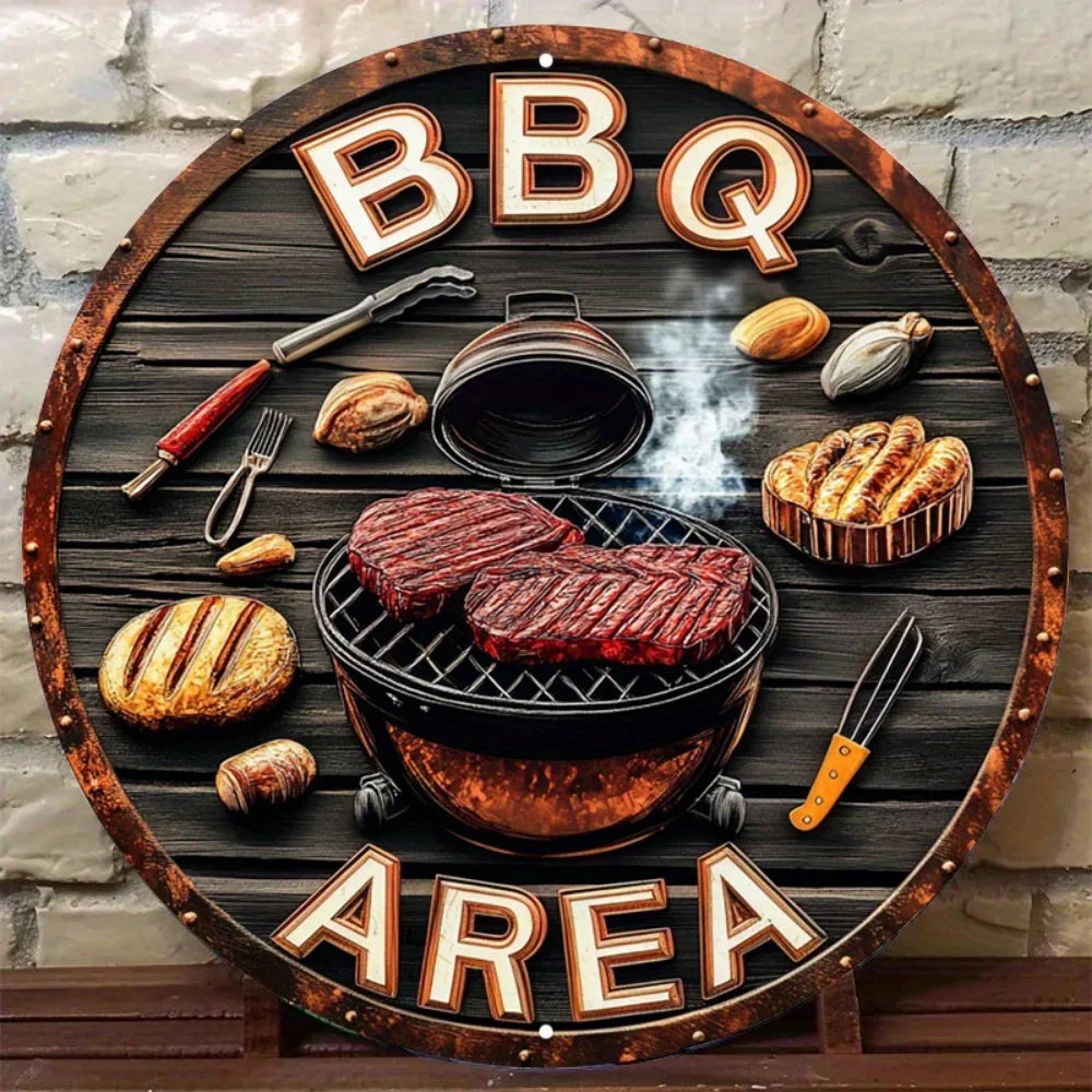 Panneau en bois rond décoré de texte BBQ et d'un barbecue, avec de la viande et des outils.