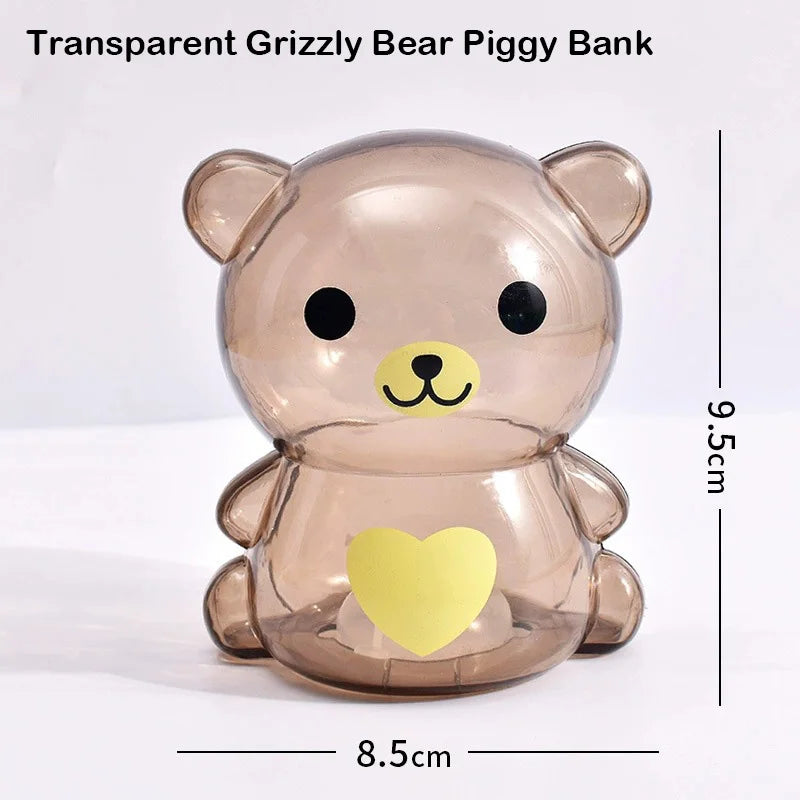 Une tirelire ours grizzly transparente avec un cœur jaune, sur fond blanc.