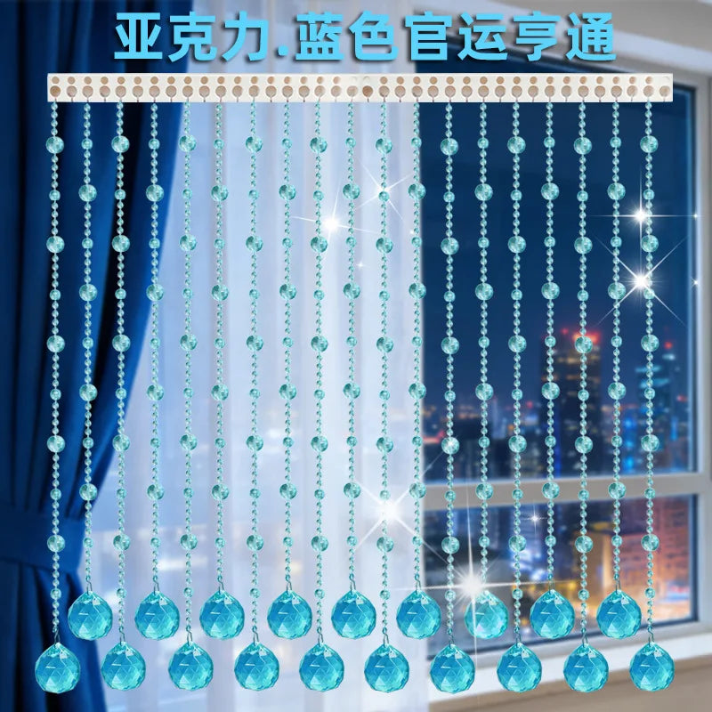 Affichage vertical de perles de cristal bleues formant un rideau ou une draperie pour une porte.